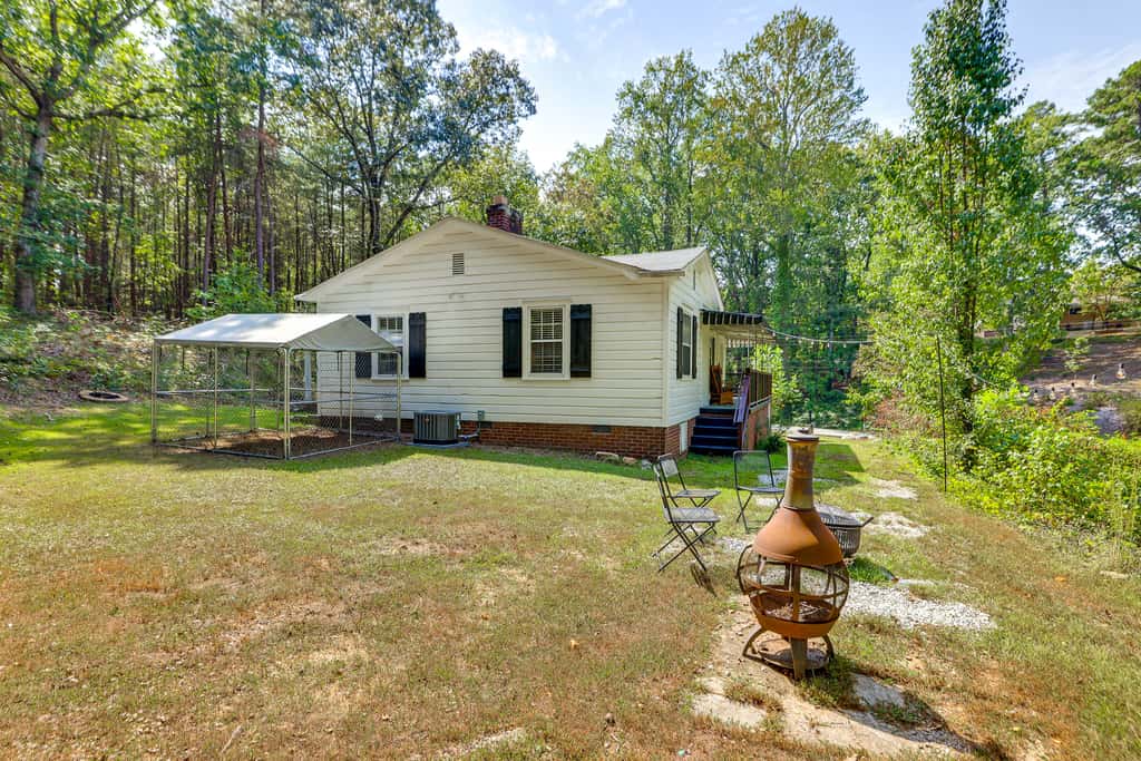 < 1 Mi to Paris Mtn State Park: Retreat w/ Deck!