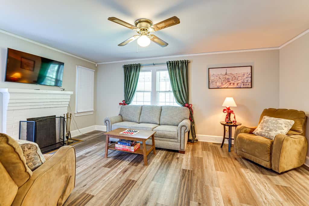 < 1 Mi to Paris Mtn State Park: Retreat w/ Deck!