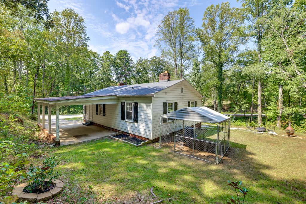 < 1 Mi to Paris Mtn State Park: Retreat w/ Deck!