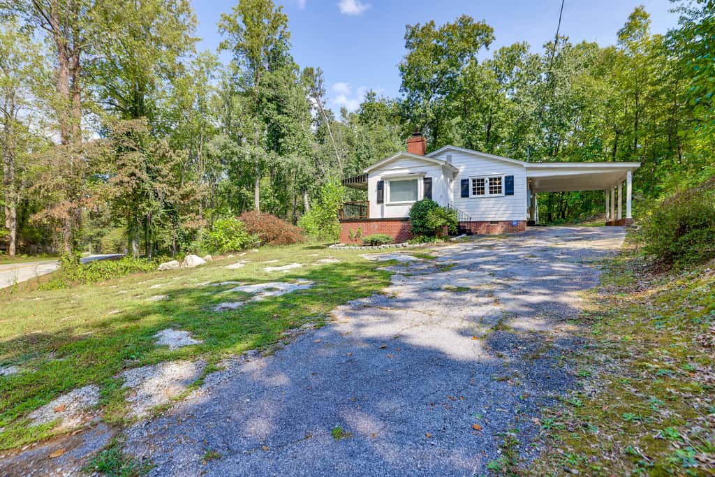 < 1 Mi to Paris Mtn State Park: Retreat w/ Deck!