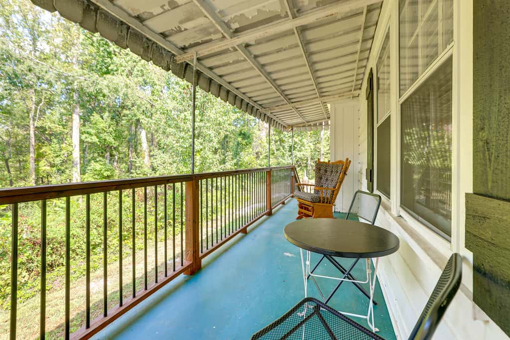 < 1 Mi to Paris Mtn State Park: Retreat w/ Deck!