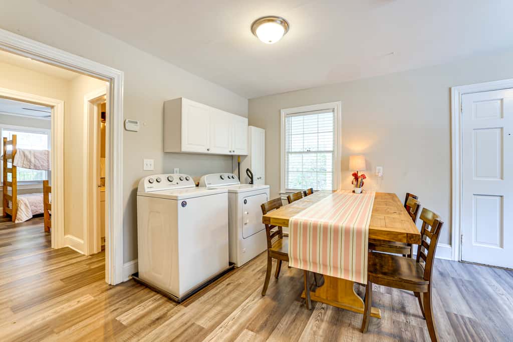 < 1 Mi to Paris Mtn State Park: Retreat w/ Deck!