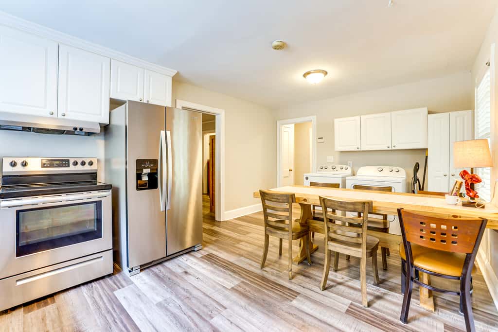 < 1 Mi to Paris Mtn State Park: Retreat w/ Deck!