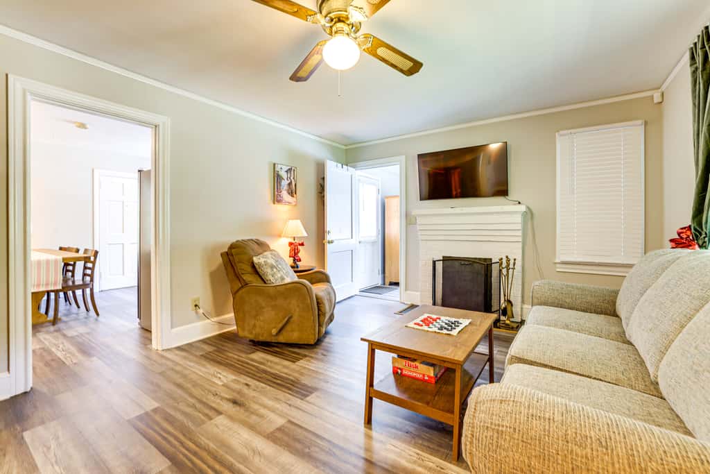 < 1 Mi to Paris Mtn State Park: Retreat w/ Deck!