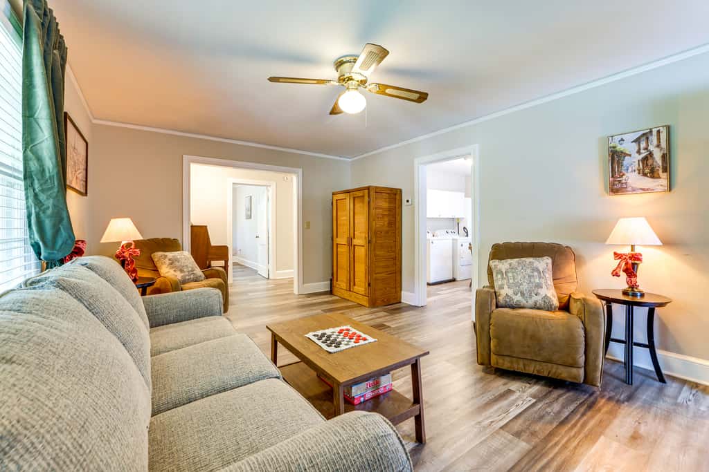 < 1 Mi to Paris Mtn State Park: Retreat w/ Deck!