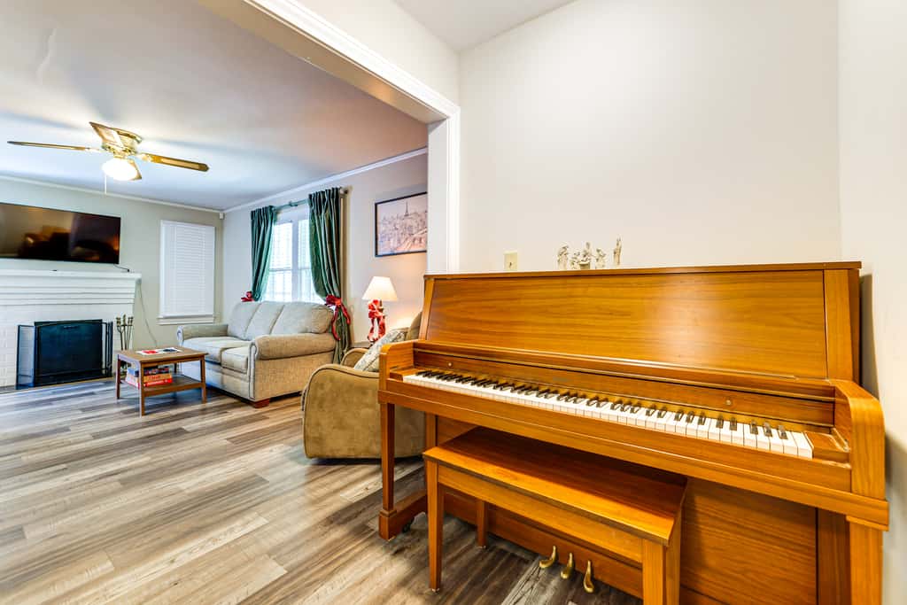 < 1 Mi to Paris Mtn State Park: Retreat w/ Deck!