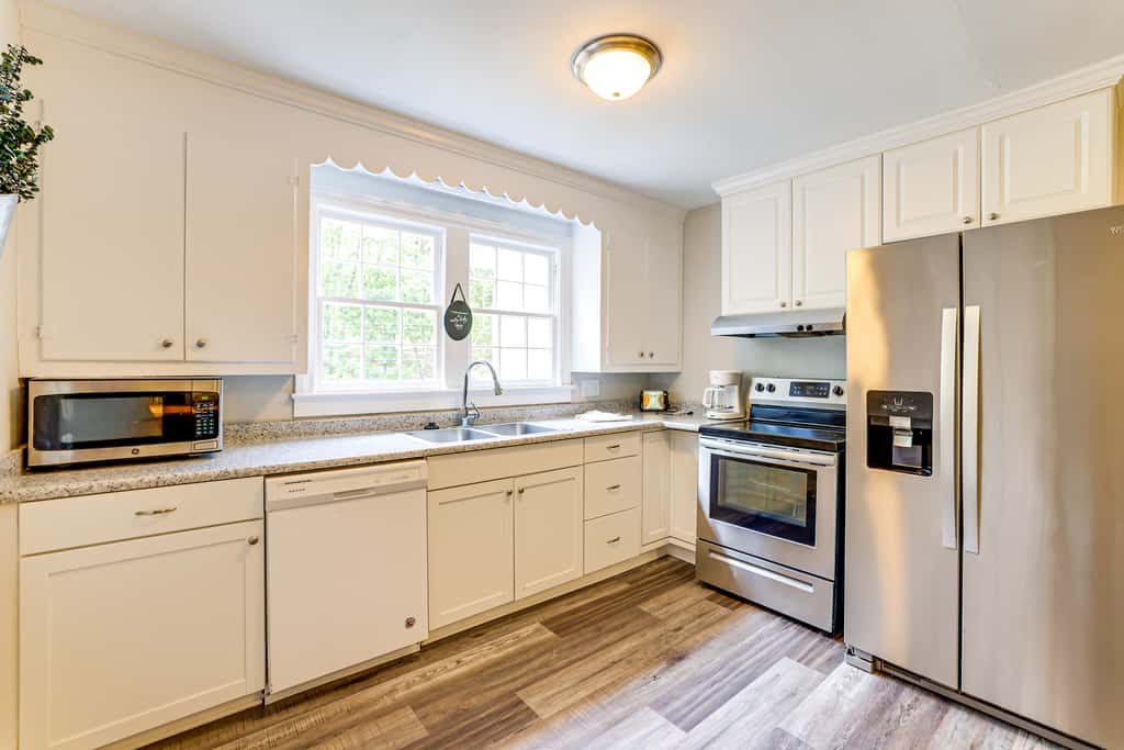 < 1 Mi to Paris Mtn State Park: Retreat w/ Deck!