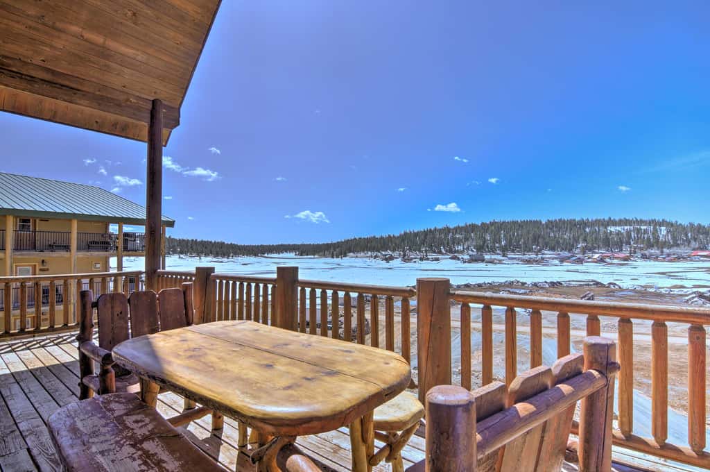 Whistling Woods Cabin: Meadow Views + Gas Grill!