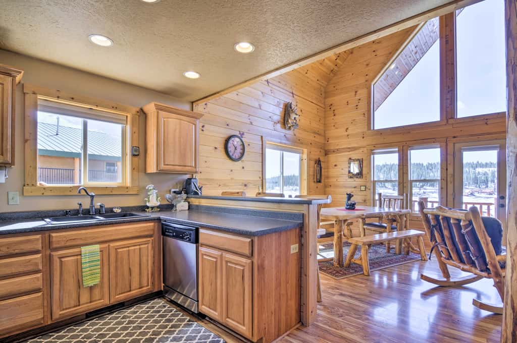 Whistling Woods Cabin: Meadow Views + Gas Grill!