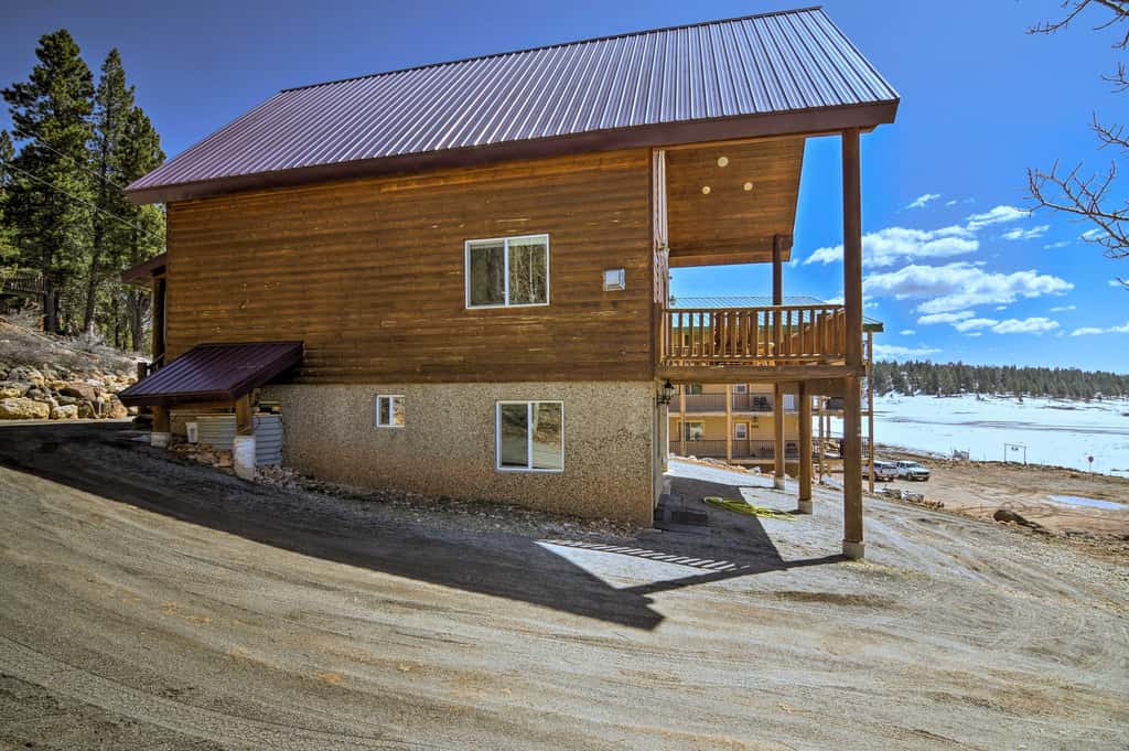 Whistling Woods Cabin: Meadow Views + Gas Grill!