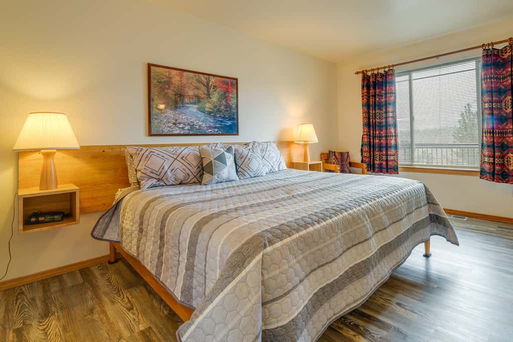 Resort-Style Klamath Falls Home, Golf Course View!