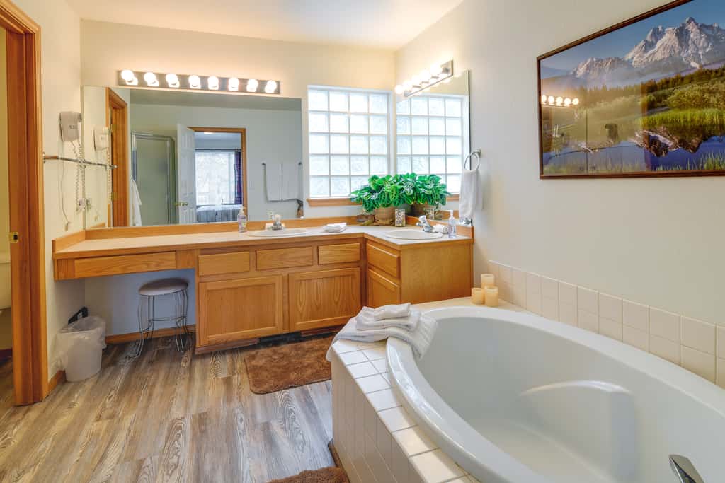 Resort-Style Klamath Falls Home, Golf Course View!