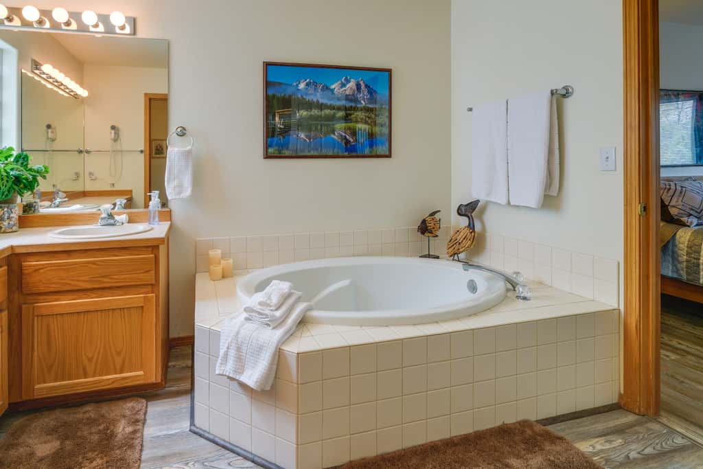 Resort-Style Klamath Falls Home, Golf Course View!