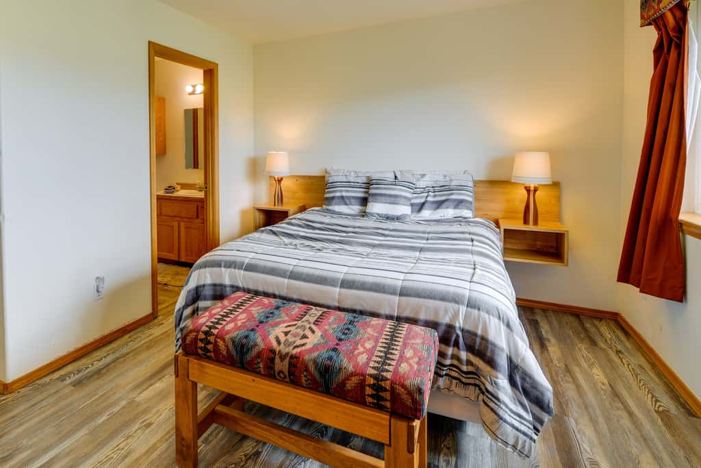 Resort-Style Klamath Falls Home, Golf Course View!
