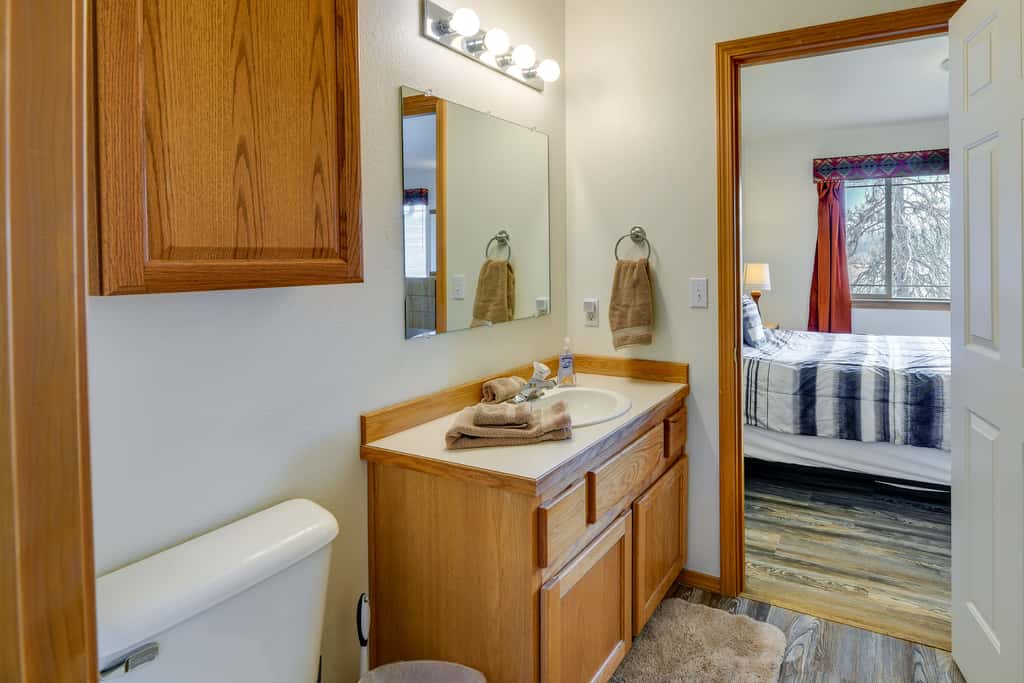 Resort-Style Klamath Falls Home, Golf Course View!