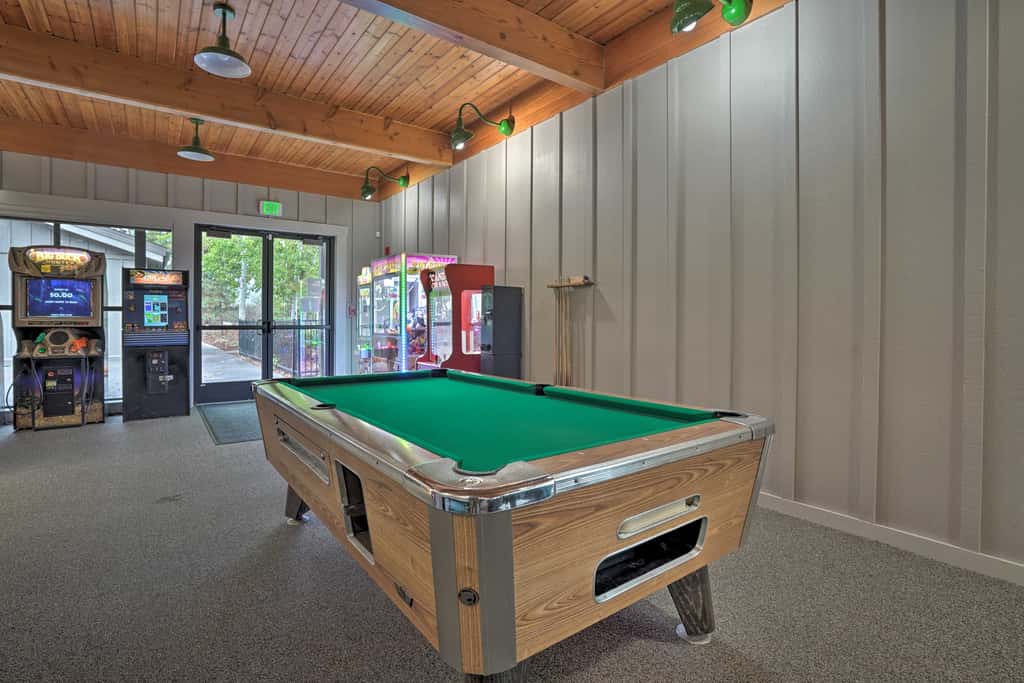 Resort-Style Klamath Falls Home, Golf Course View!