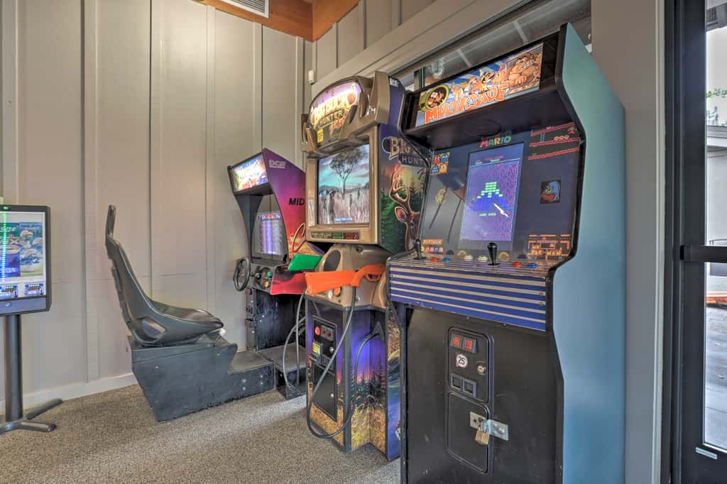 Resort-Style Klamath Falls Home, Golf Course View!