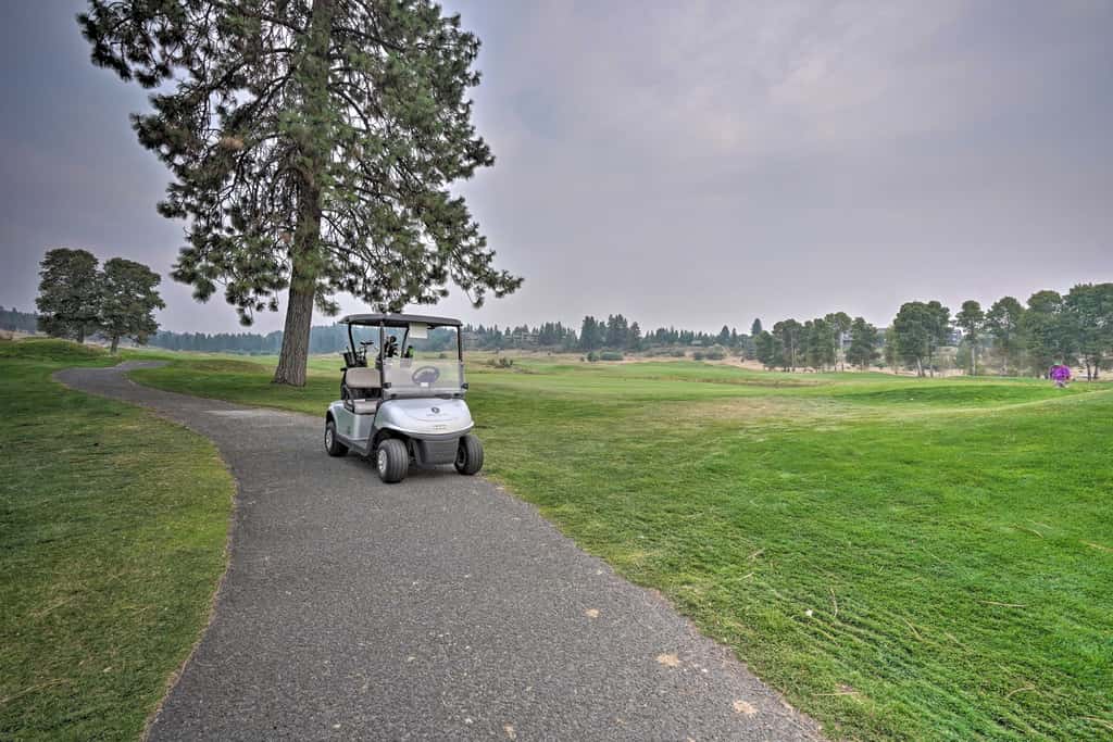 Resort-Style Klamath Falls Home, Golf Course View!