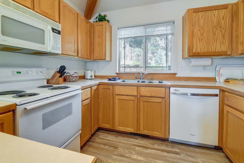 Resort-Style Klamath Falls Home, Golf Course View!