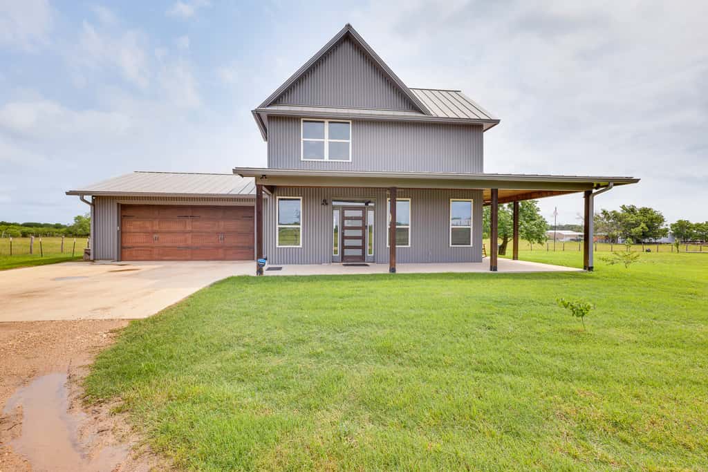 Modern Bryan Farmhouse on 1 Acre w/ Hot Tub!