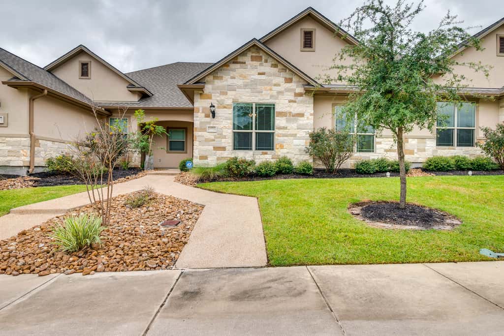Gorgeous College Station Townhome w/ Patio!