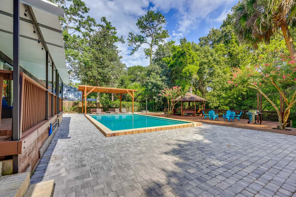 1 Mi to UF Campus: Group Retreat w/ Outdoor Oasis