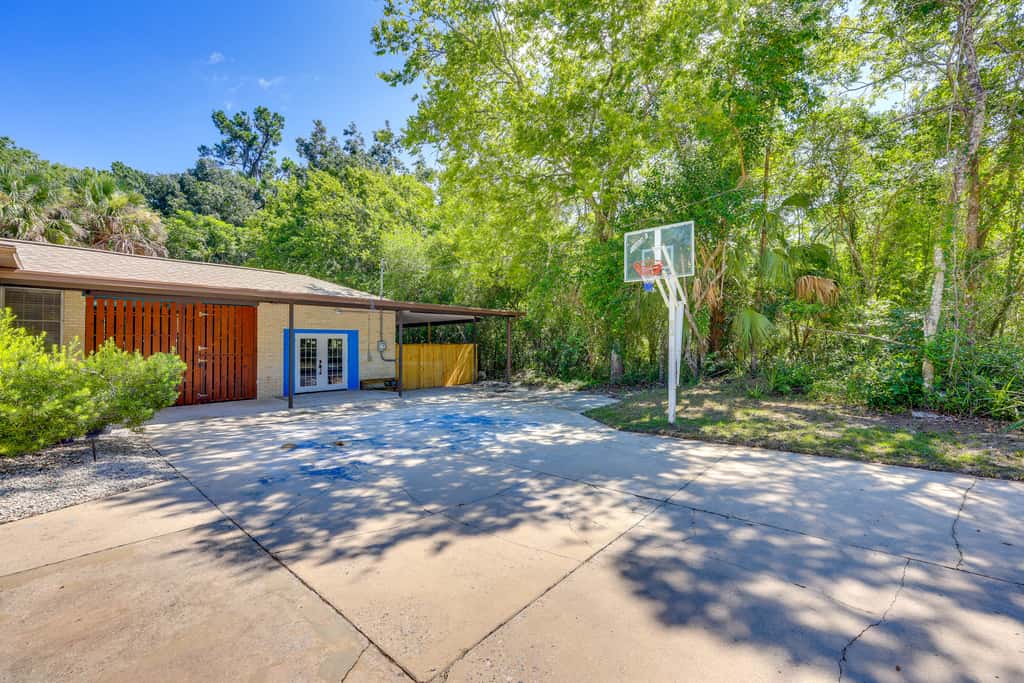 1 Mi to UF Campus: Group Retreat w/ Outdoor Oasis