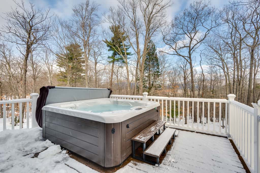 Mtn-View Gem w/ Hot Tub & Fire Pit in North Conway