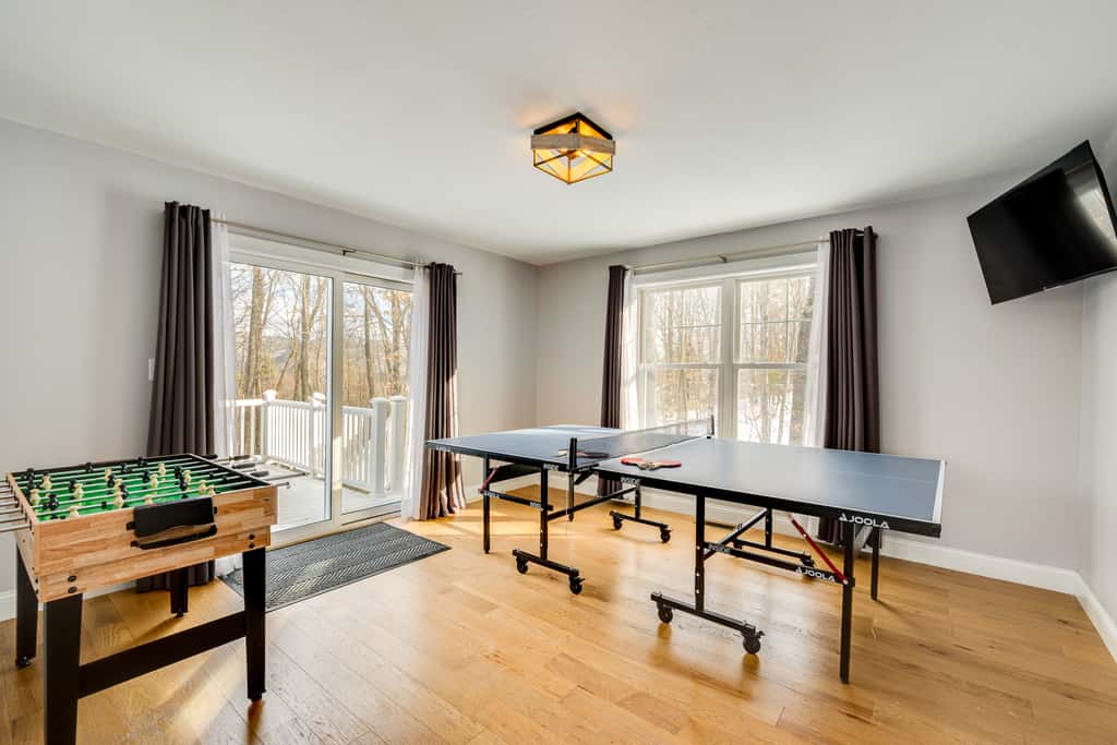 Mtn-View Gem w/ Hot Tub & Fire Pit in North Conway