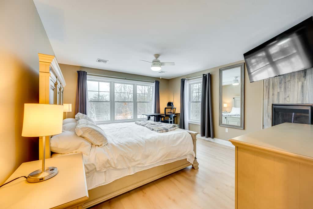 Mtn-View Gem w/ Hot Tub & Fire Pit in North Conway