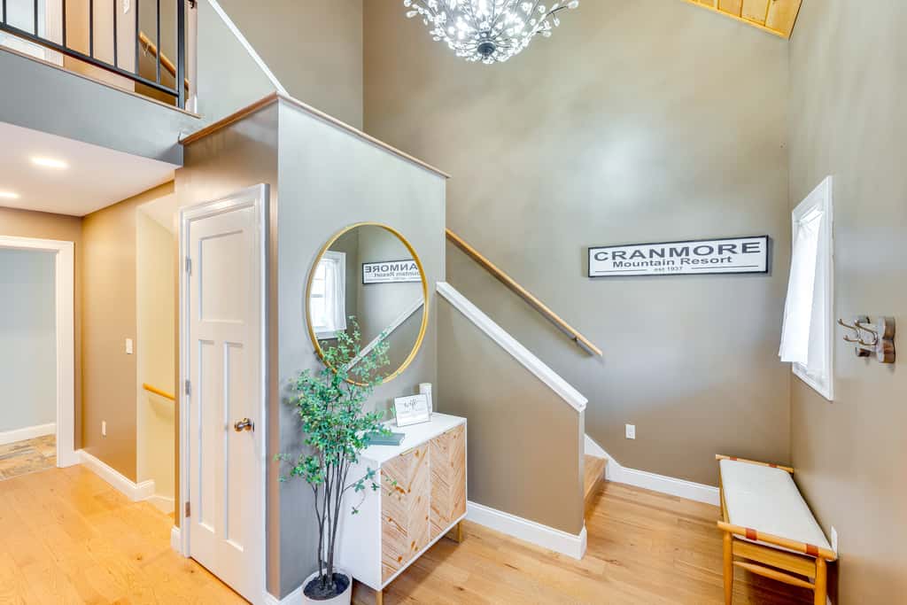 Mtn-View Gem w/ Hot Tub & Fire Pit in North Conway