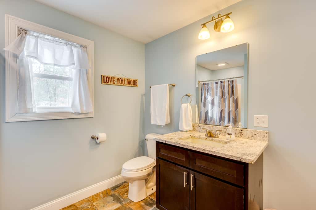 Mtn-View Gem w/ Hot Tub & Fire Pit in North Conway