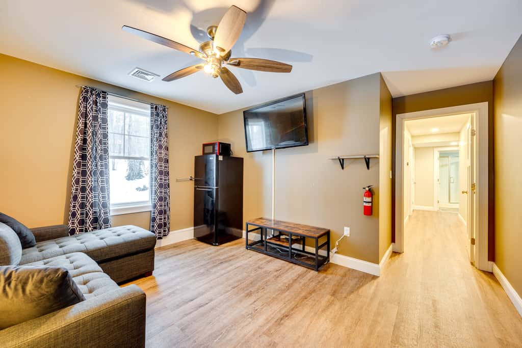 Mtn-View Gem w/ Hot Tub & Fire Pit in North Conway