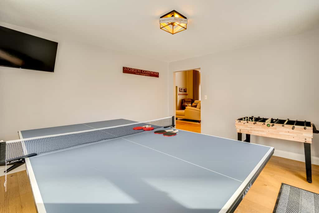 Mtn-View Gem w/ Hot Tub & Fire Pit in North Conway