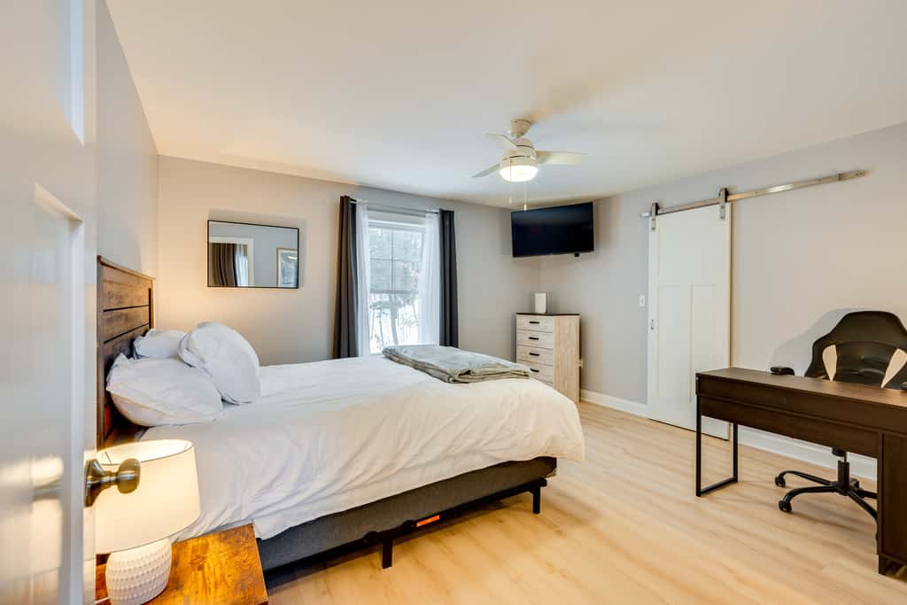 Mtn-View Gem w/ Hot Tub & Fire Pit in North Conway