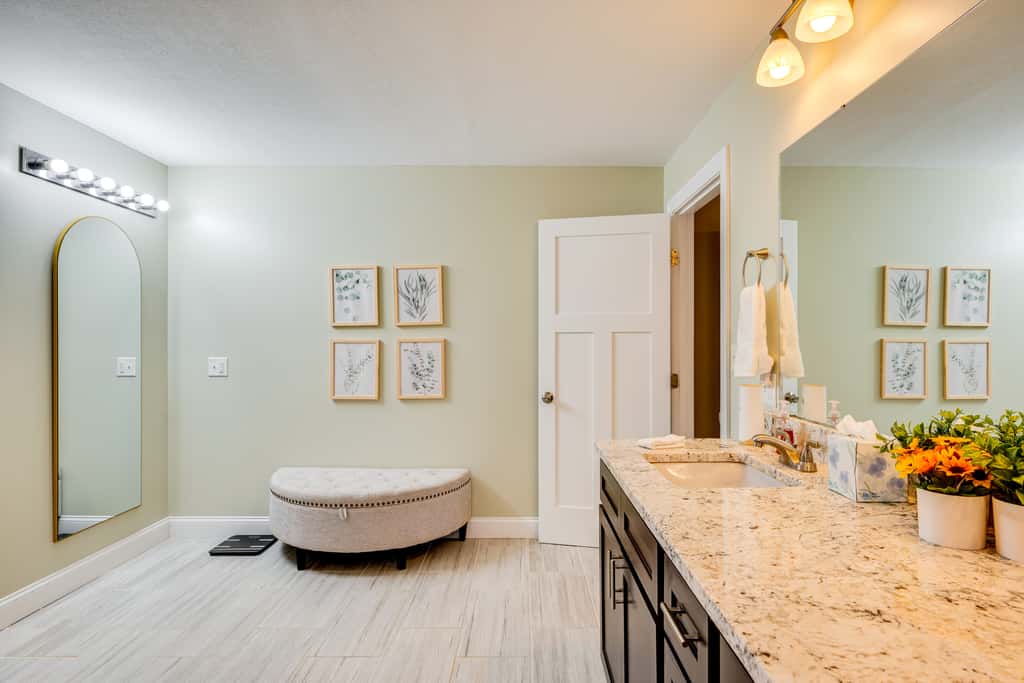 Mtn-View Gem w/ Hot Tub & Fire Pit in North Conway
