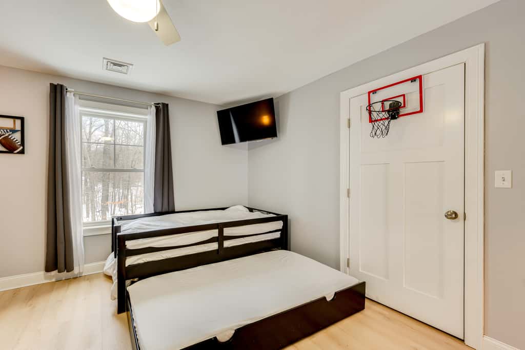 Mtn-View Gem w/ Hot Tub & Fire Pit in North Conway