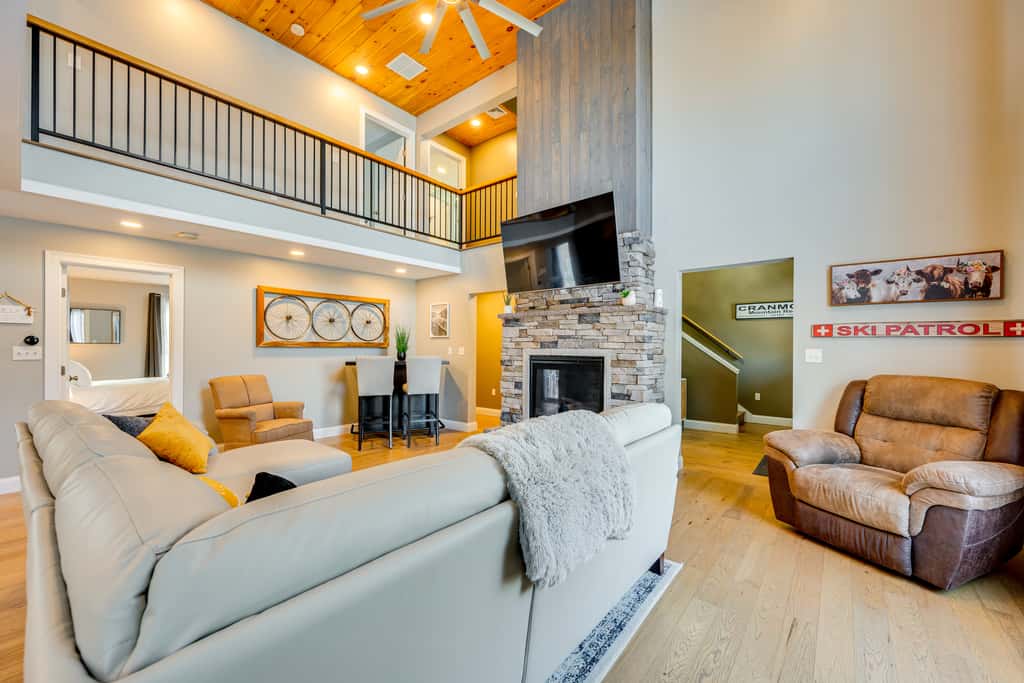 Mtn-View Gem w/ Hot Tub & Fire Pit in North Conway