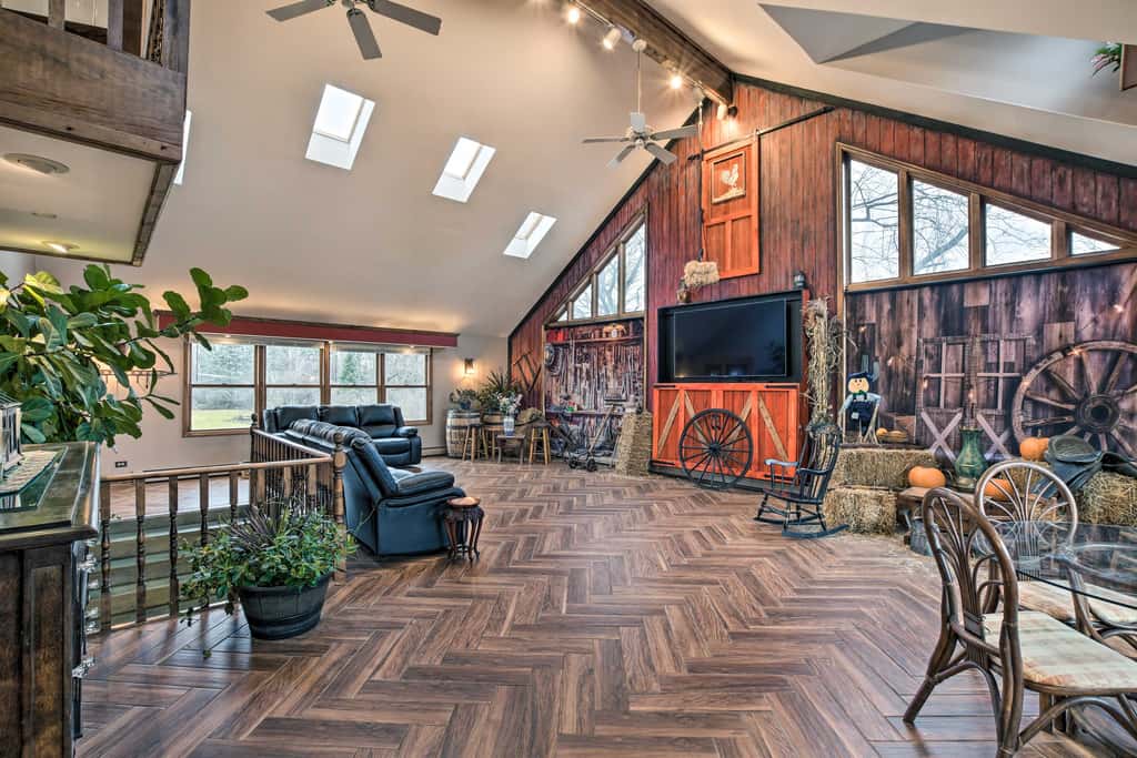 Pet-Friendly Bartlett Farmhouse w/ Deck!
