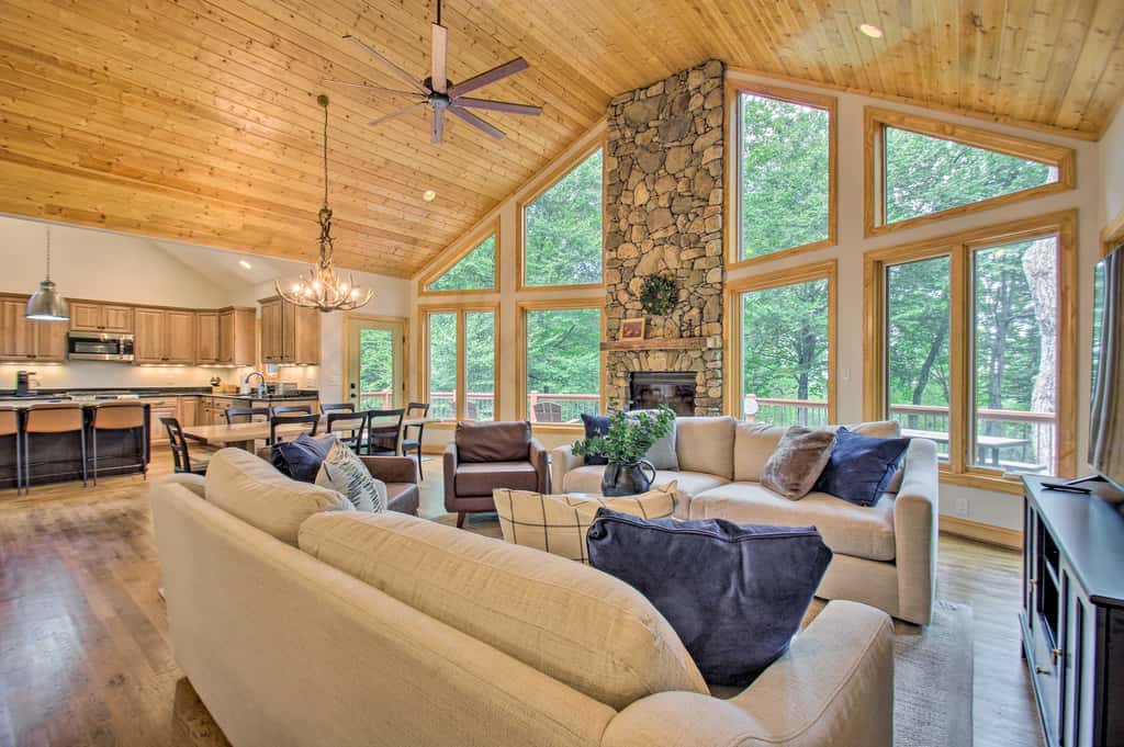 Luxe Wintergreen Resort Escape w/ Hot Tub!