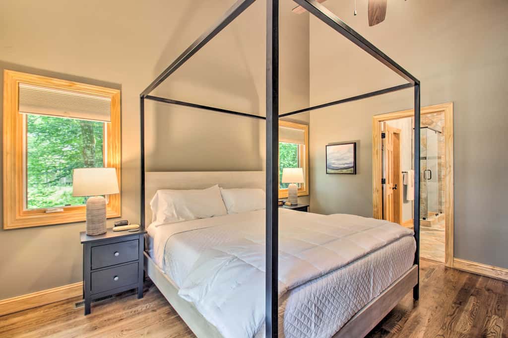 Luxe Wintergreen Resort Escape w/ Hot Tub!
