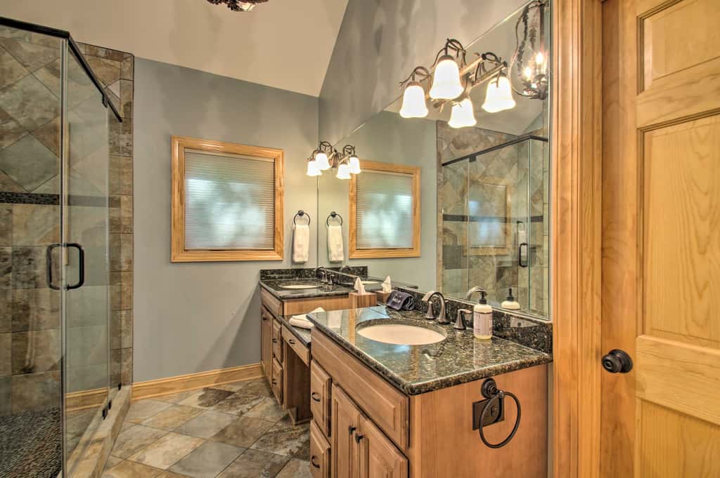Luxe Wintergreen Resort Escape w/ Hot Tub!