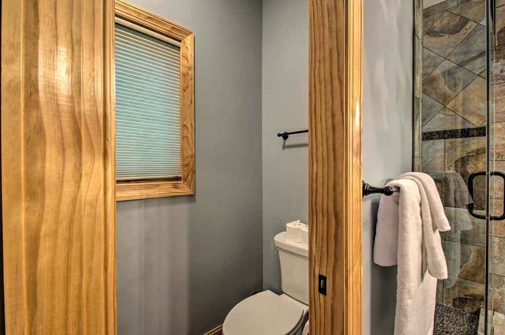 Luxe Wintergreen Resort Escape w/ Hot Tub!