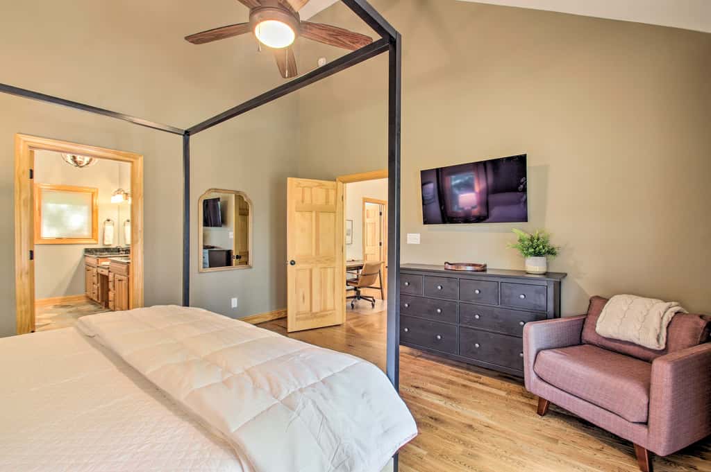 Luxe Wintergreen Resort Escape w/ Hot Tub!
