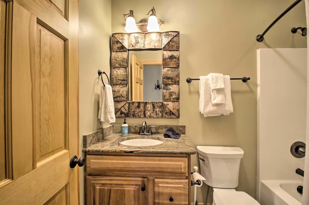 Luxe Wintergreen Resort Escape w/ Hot Tub!