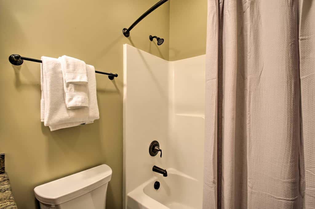 Luxe Wintergreen Resort Escape w/ Hot Tub!