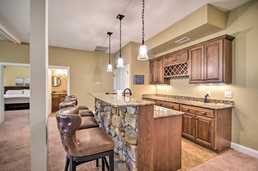 Luxe Wintergreen Resort Escape w/ Hot Tub!