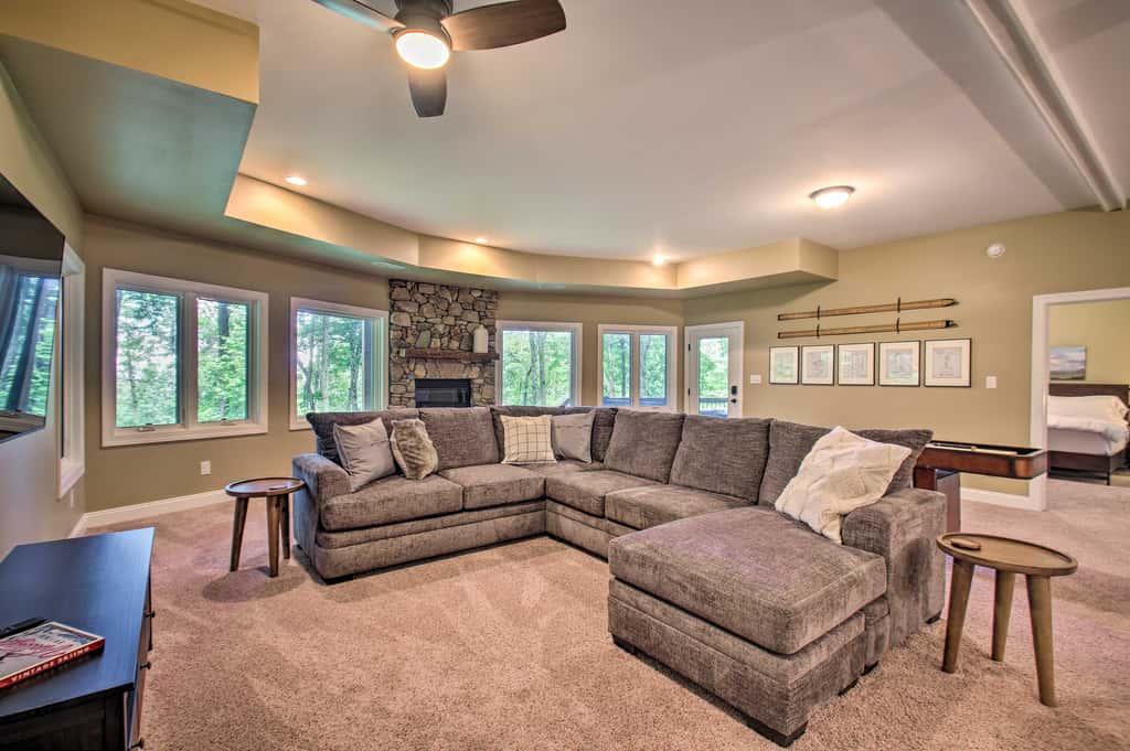 Luxe Wintergreen Resort Escape w/ Hot Tub!