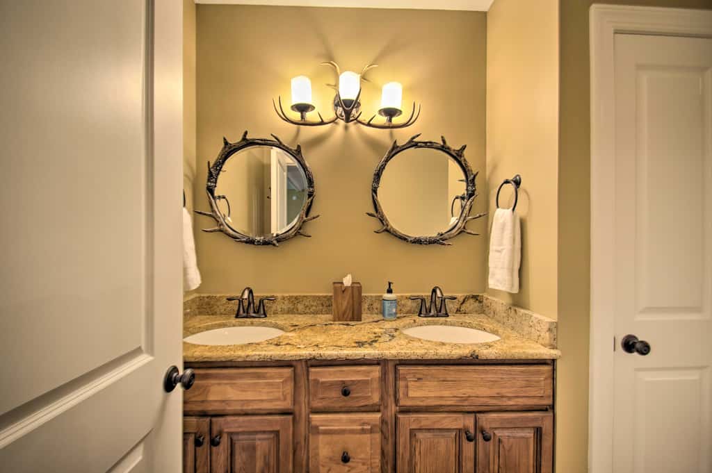 Luxe Wintergreen Resort Escape w/ Hot Tub!