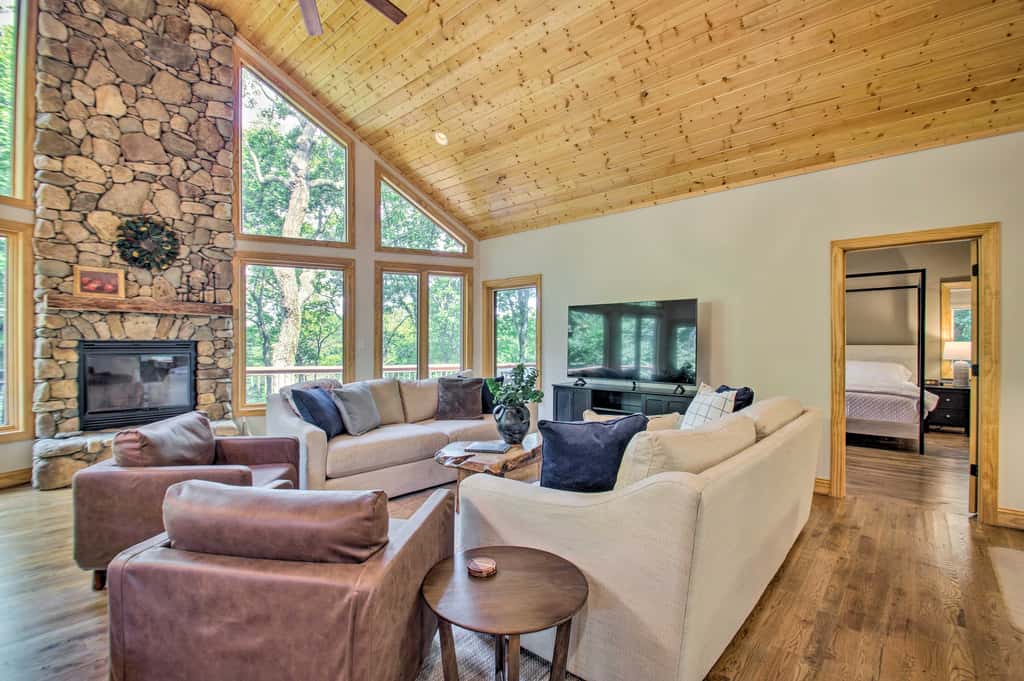 Luxe Wintergreen Resort Escape w/ Hot Tub!